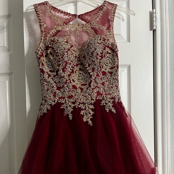Short Burgundy dress with gold detailing - Picture 3 of 3